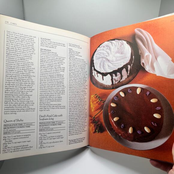 Vintage lot of Microwave cookbooks, 1980's retro cookbook, novelty gift - Picture 9 of 16